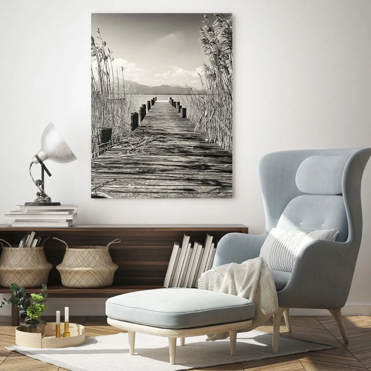Quadro su vetro - Un ponte di legno attraversa l'erba e attraversa un lago tranquillo. - 50x70cm - Nel silenzio dell'erba - Decorazione murale moderna per soggiorno e camera da letto ARTTOR