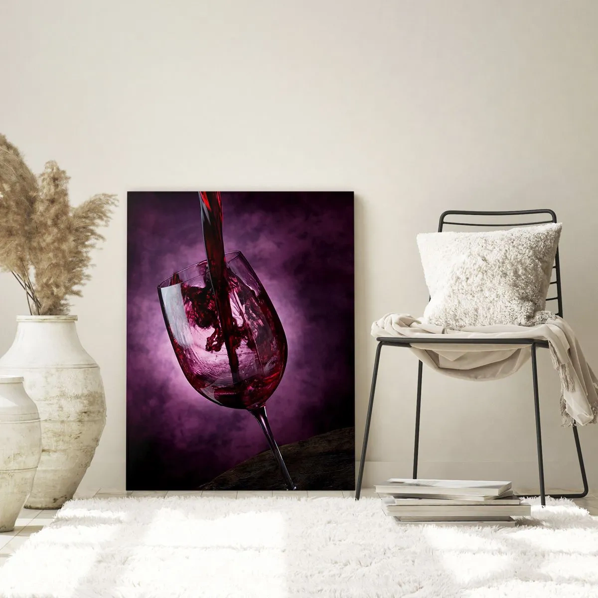 Quadro su vetro - Vino rosso versato in un bicchiere su uno sfondo viola - 50x70cm - Scarlatto? Carminio? No, rubino - Decorazione murale moderna per soggiorno e camera da letto ARTTOR