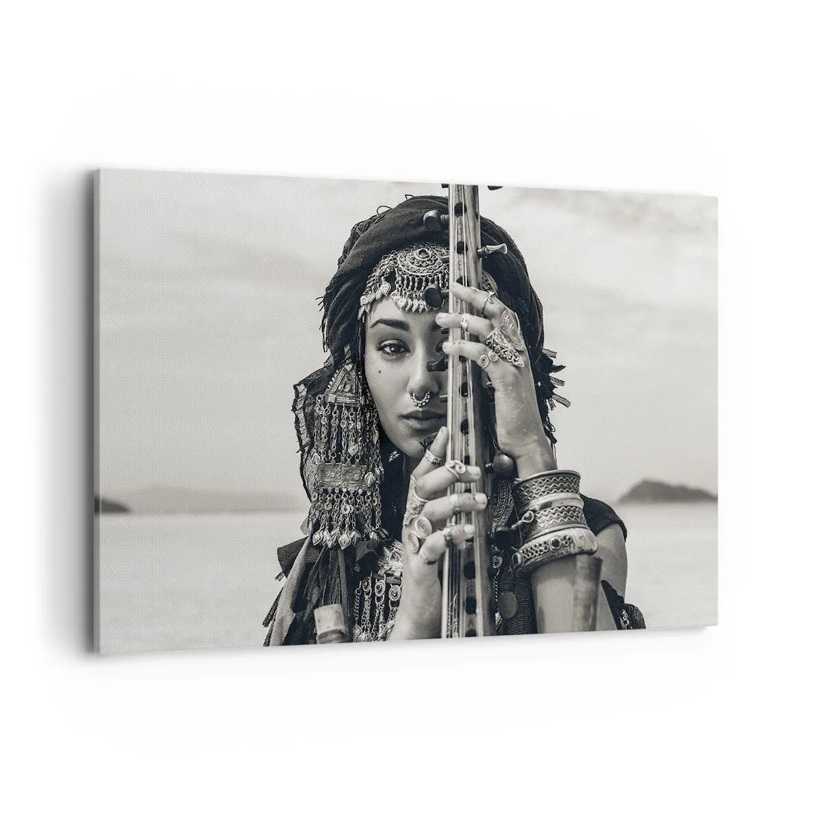 Quadro su tela - Stampe su Tela - Ritratto di una donna con gioielli etnici che tiene uno strumento in mano - 120x80cm - La musica dell'oriente - Decorazione murale moderna per soggiorno e camera da letto ARTTOR
