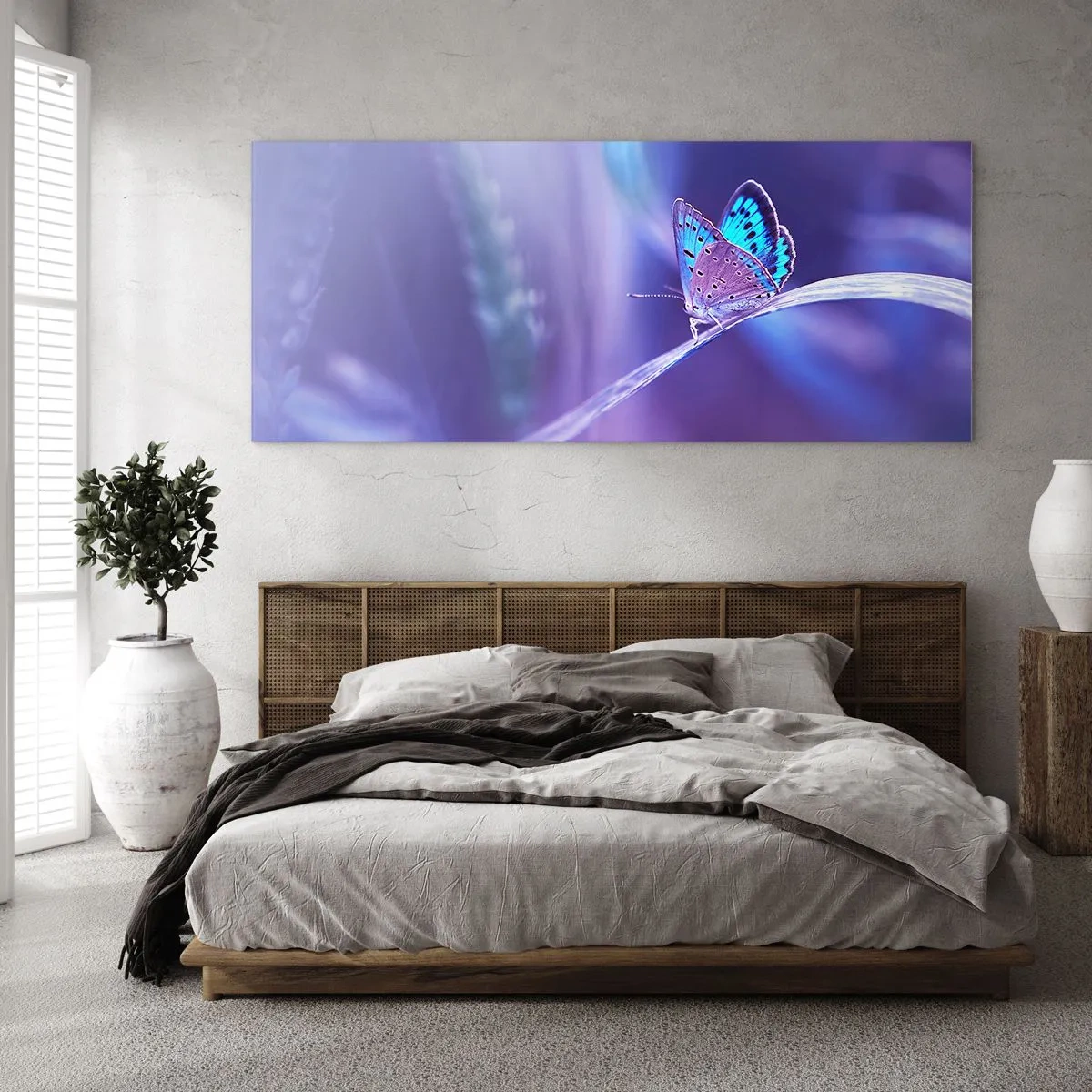 Quadro su vetro - Una delicata farfalla blu su uno stelo in luce viola - 120x50cm - Gioielli della natura - Decorazione murale moderna per soggiorno e camera da letto ARTTOR
