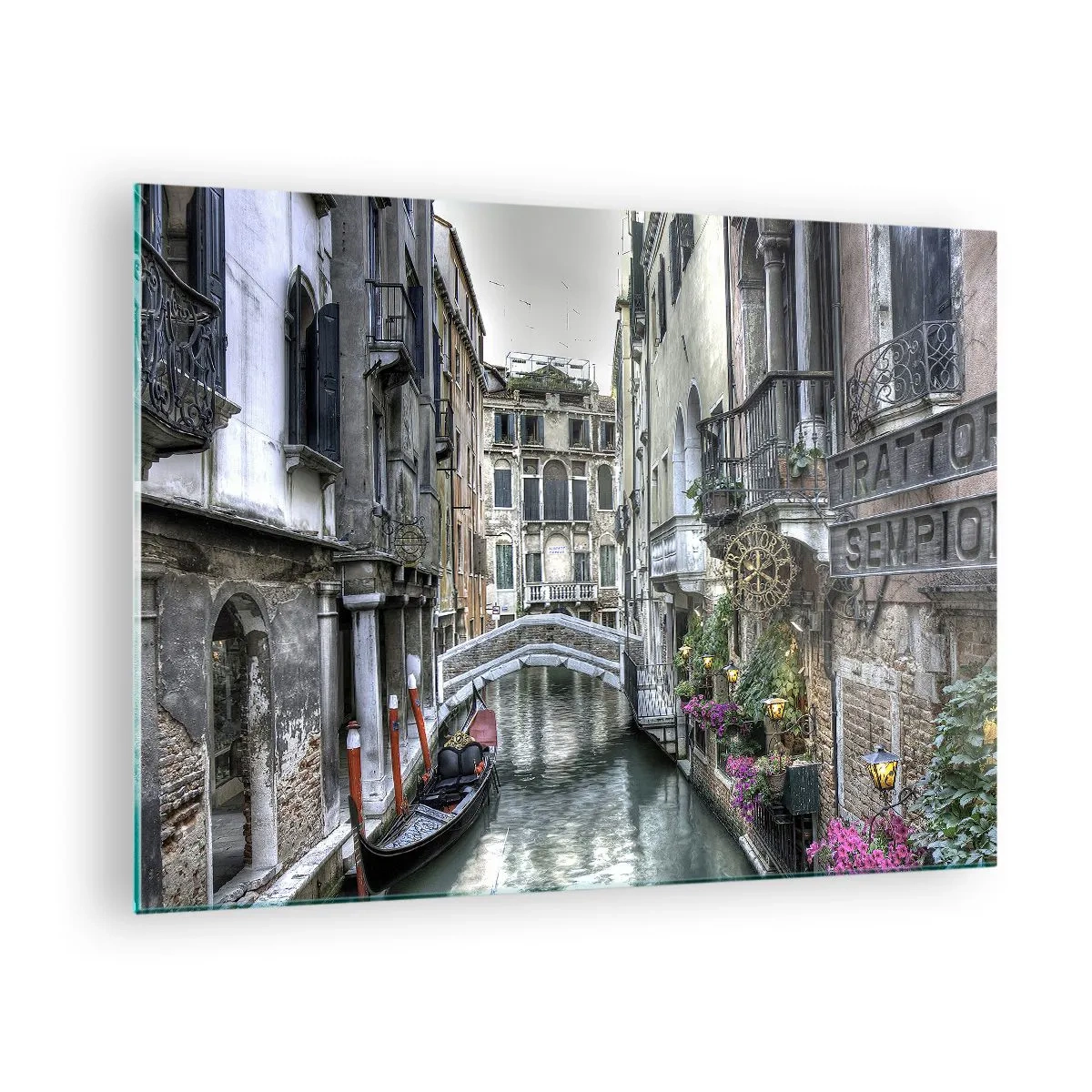 Quadro su vetro - Vista romantica di un canale veneziano con una gondola - 70x50cm - Da secoli in silenziosa riflessione - Decorazione murale moderna per soggiorno e camera da letto ARTTOR
