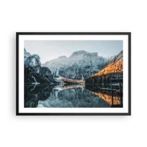 Poster in cornice nera - Un paesaggio montano riflesso nella calma superficie di un lago - 70x50cm - Paesaggio allo specchio - Decorazione murale moderna per soggiorno e camera da letto ARTTOR