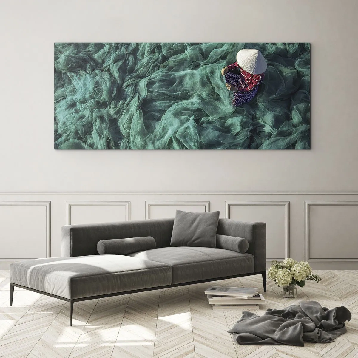 Quadro su vetro - Una persona con un cappello tra reti da pesca verdi - 140x50cm - Nel mare di reti - Decorazione murale moderna per soggiorno e camera da letto ARTTOR