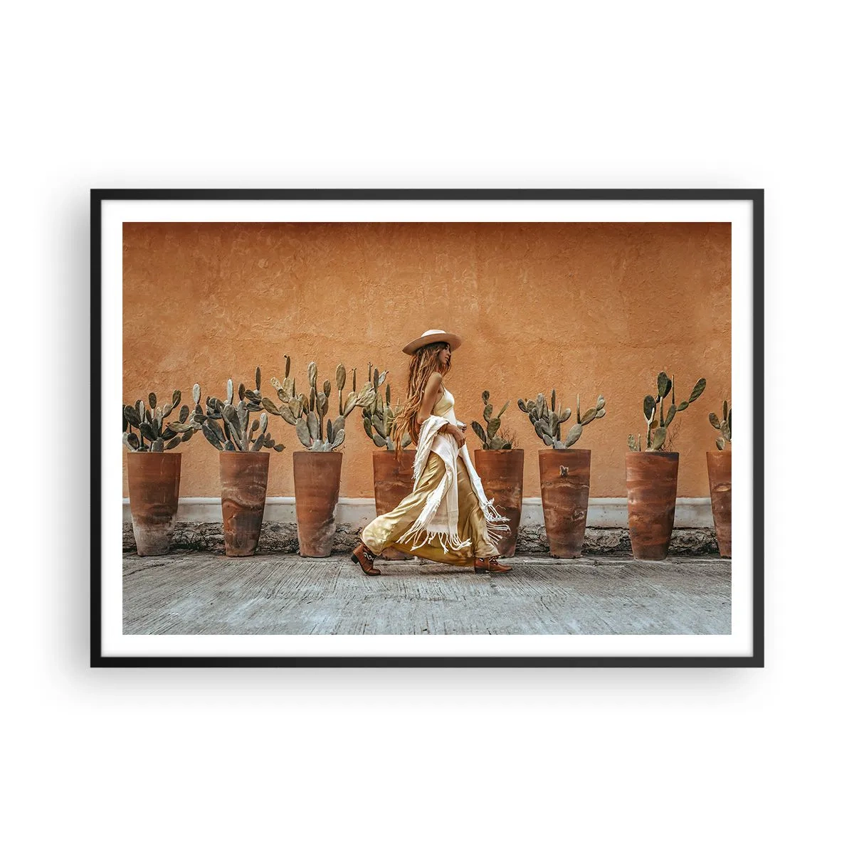 Poster in cornice nera - Una donna in stile boho con vasi di cactus sullo sfondo. - 100x70cm - In stile hippy - Decorazione murale moderna per soggiorno e camera da letto ARTTOR