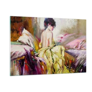 Quadro su vetro - Una donna con un vestito giallo seduta su un letto in stile impressionista. - 120x80cm - Tra la bocca e il bordo della coppa - Decorazione murale moderna per soggiorno e camera da letto ARTTOR