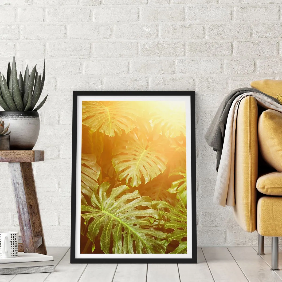 Poster in cornice nera - Le foglie di Monstera sotto i raggi del sole creano un'atmosfera tropicale - 50x70cm - Entrando nel verde... - Decorazione murale moderna per soggiorno e camera da letto ARTTOR