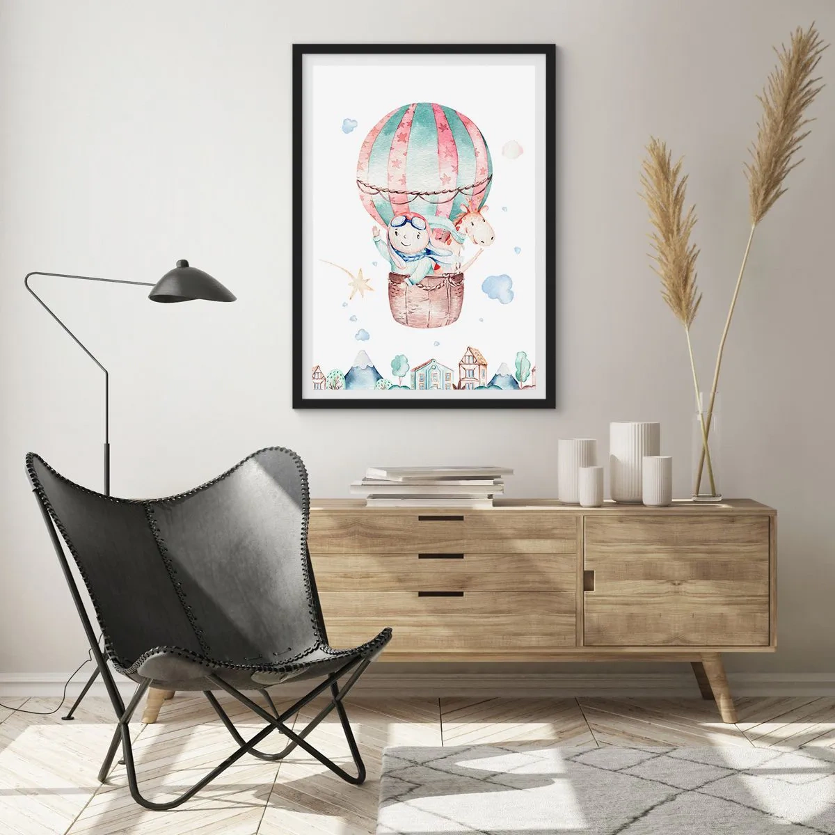 Poster in cornice nera - Una simpatica illustrazione di un orsacchiotto che vola in mongolfiera sopra una città - 50x70cm - Torniamo presto! - Decorazione murale moderna per soggiorno e camera da letto ARTTOR