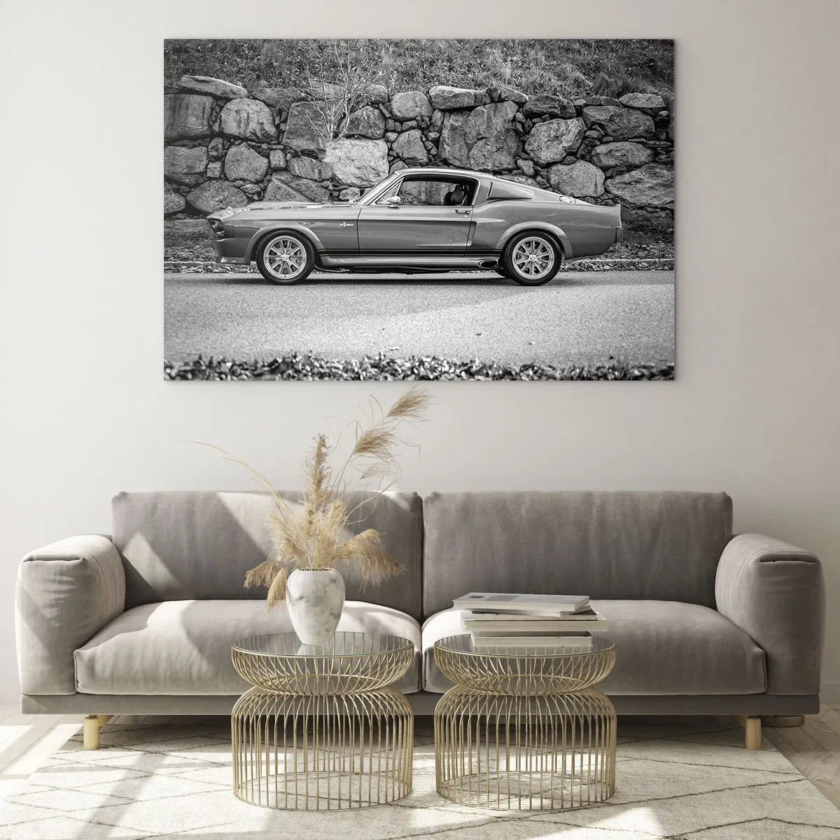 Quadro su vetro - Un'auto d'epoca contro un muro di pietra - 70x50cm - La leggenda degli anni '60 - Decorazione murale moderna per soggiorno e camera da letto ARTTOR