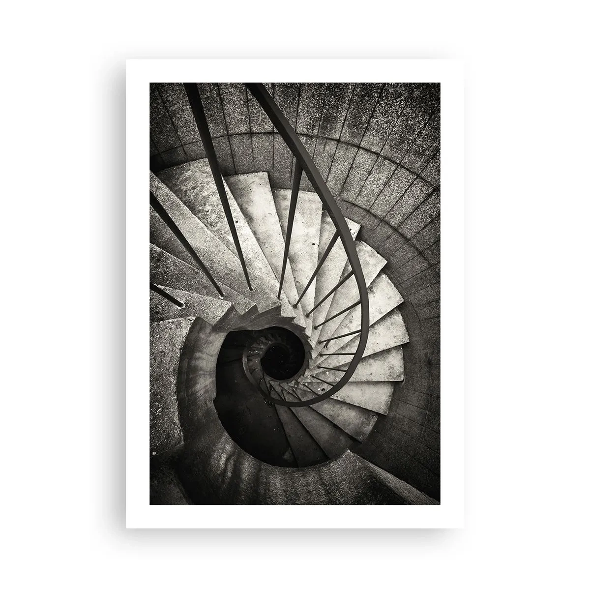 Poster - Fotografia in bianco e nero di una scala a chiocciola vista dall'alto - 50x70cm - Salire e scendere - Decorazione murale moderna per soggiorno e camera da letto ARTTOR