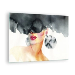 Quadro su vetro - Ritratto di una donna con grandi orecchini e una macchia nera sopra la testa - 70x50cm - Il segreto dell'eleganza - Decorazione murale moderna per soggiorno e camera da letto ARTTOR
