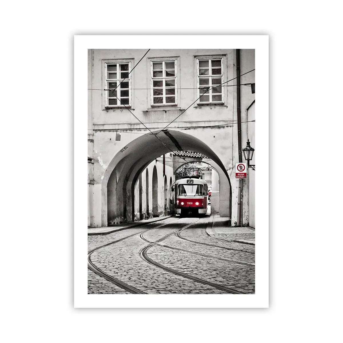 Poster - Tram rosso in un contesto bianco e nero - 50x70cm - Attraverso il labirinto cittadino - Decorazione murale moderna per soggiorno e camera da letto ARTTOR