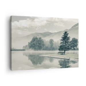 Quadro su tela - Stampe su Tela - Un pittoresco lago con una panchina e la nebbia sullo sfondo - 70x50cm - Il lago dorme ancora - Decorazione murale moderna per soggiorno e camera da letto ARTTOR