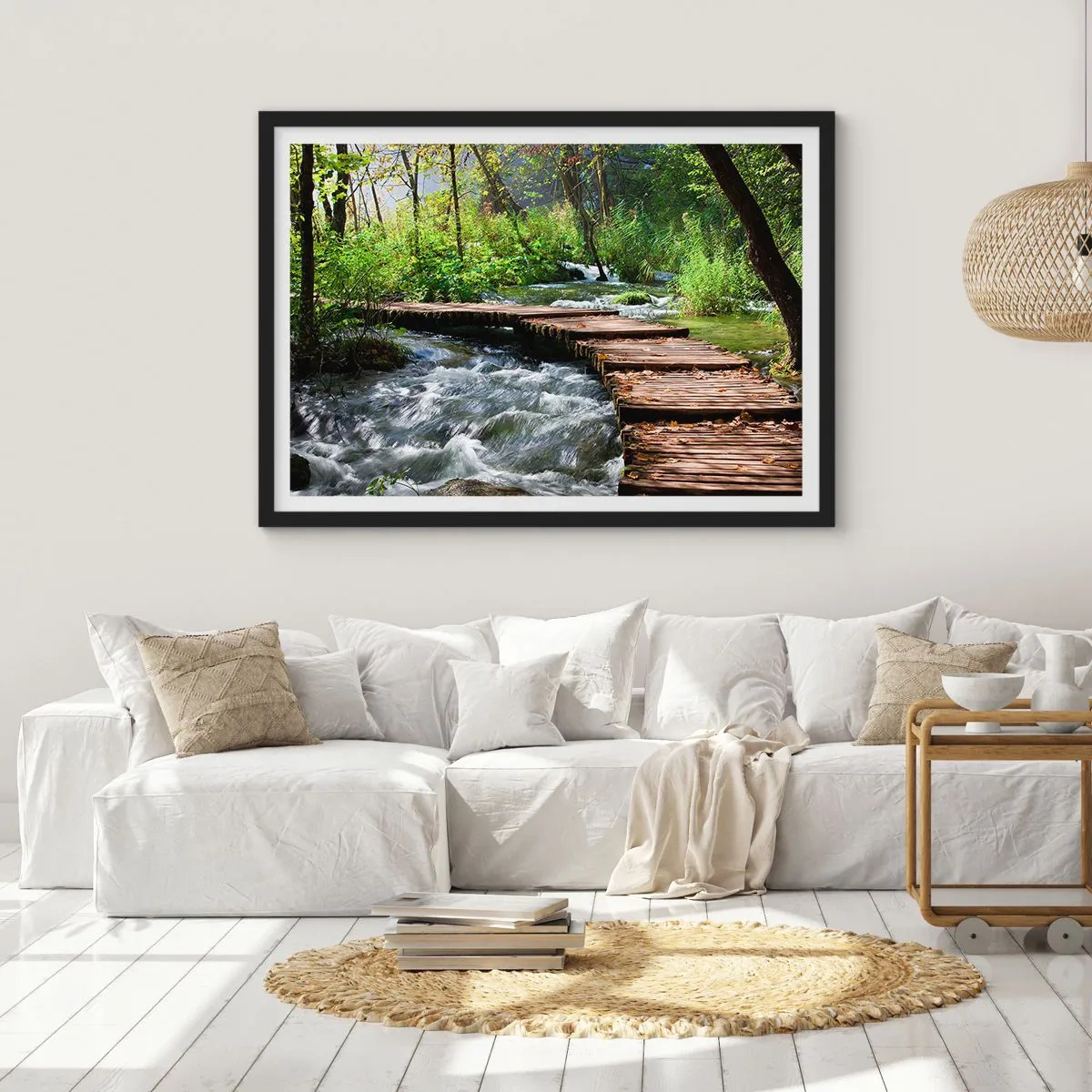 Poster in cornice nera - Un ponte di legno sopra un ruscello impetuoso, circondato dal verde della foresta. - 100x70cm - Sulla cascata spumeggiante - Decorazione murale moderna per soggiorno e camera da letto ARTTOR