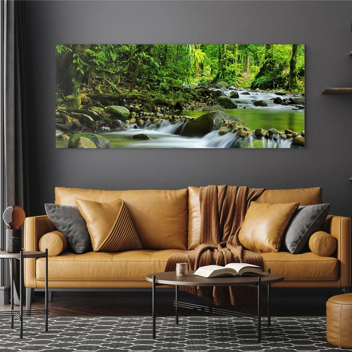 Quadro su vetro - Un ruscello in una lussureggiante foresta tropicale - 140x50cm - Fluttuando in un mare di verde - Decorazione murale moderna per soggiorno e camera da letto ARTTOR