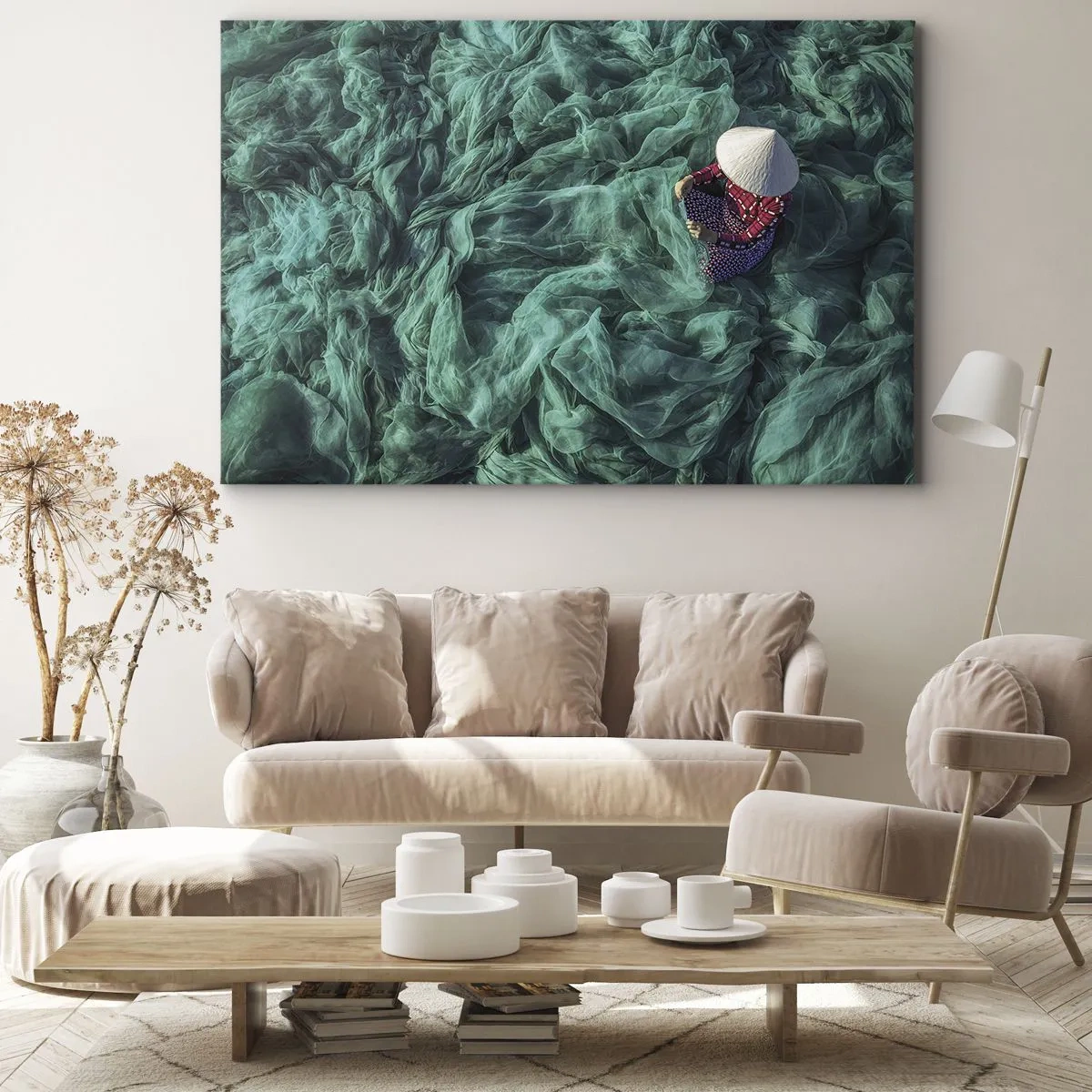 Quadro su tela - Stampe su Tela - Una persona con un cappello tra reti da pesca verdi - 70x50cm - Nel mare di reti - Decorazione murale moderna per soggiorno e camera da letto ARTTOR
