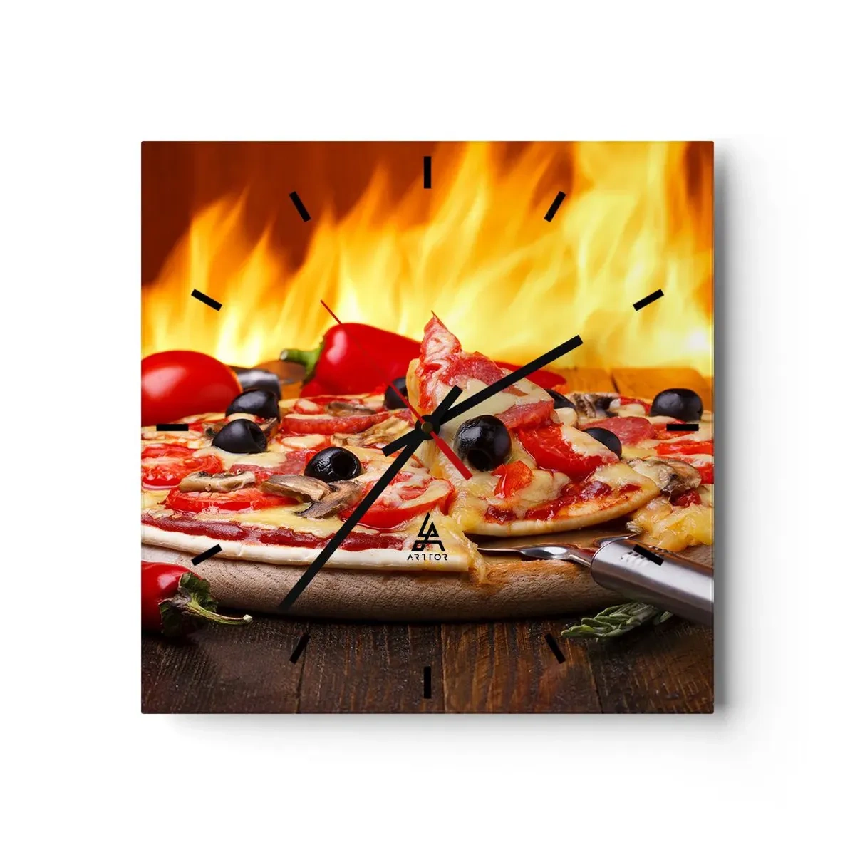 Orologio da parete - Orologio in Vetro - Pizza con olive, pomodori e peperoni su sfondo di fiamme - 30x30cm - From Italy with love - Decorazione murale moderna per soggiorno e camera da letto ARTTOR