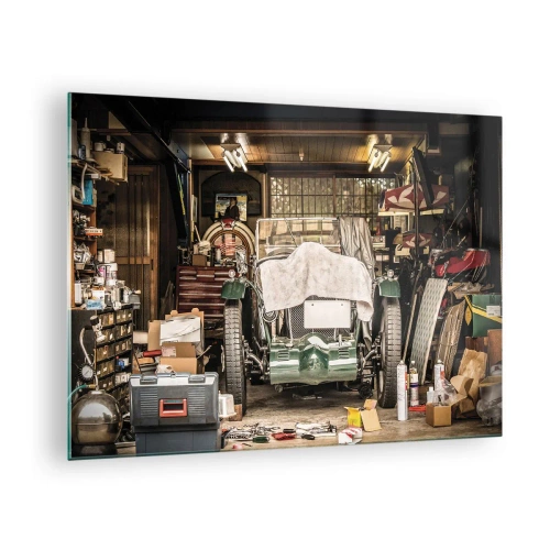 Quadro su vetro - Garage d'epoca con un'auto coperta da un telo, circondata da attrezzi e scatole - 70x50cm - Ritorno al passato - Decorazione murale moderna per soggiorno e camera da letto ARTTOR
