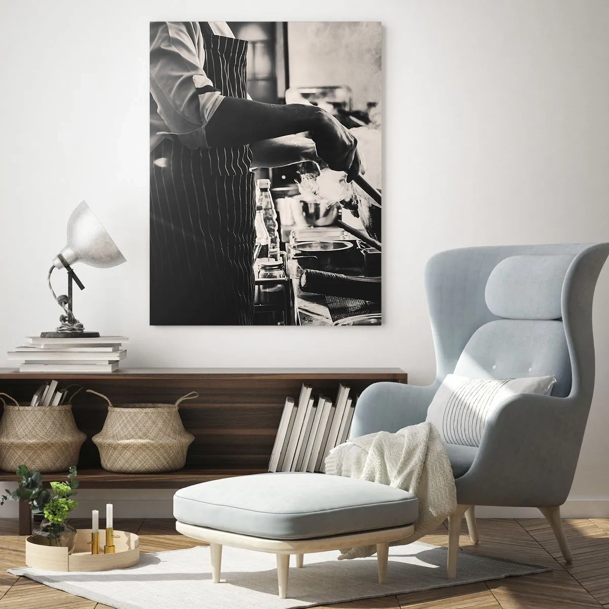 Quadro su vetro - Uno chef al lavoro in cucina con il vapore che esce da una padella - 80x120cm - L'alchimia dei sapori - Decorazione murale moderna per soggiorno e camera da letto ARTTOR