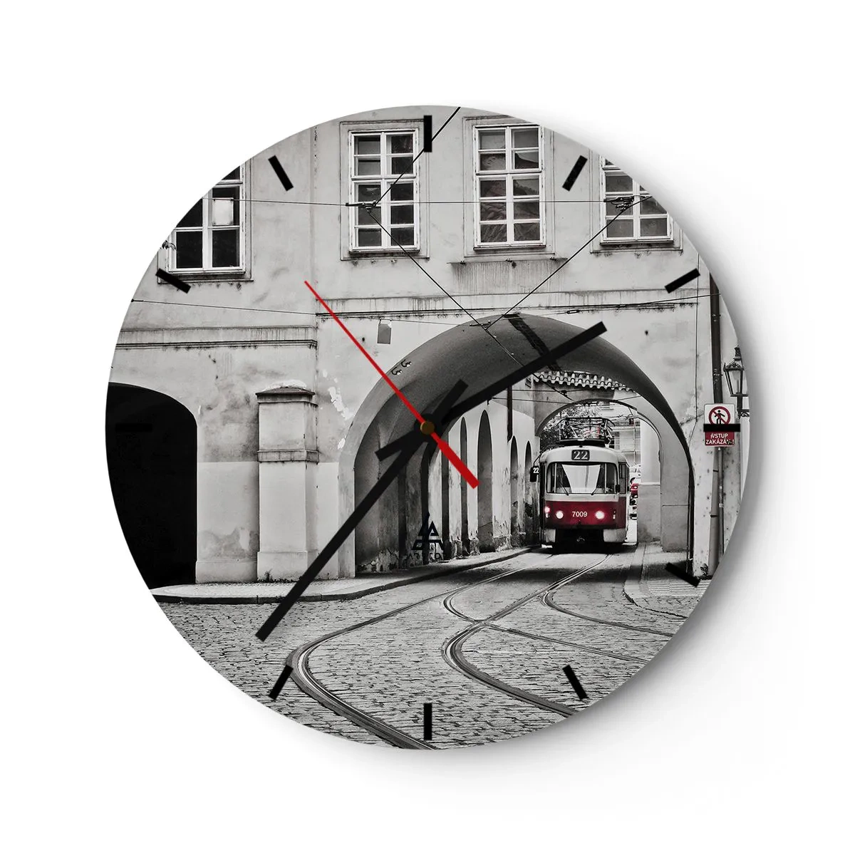 Orologio da parete - Orologio in Vetro - Un tram che passa sotto un arco in stile monocromatico. - 30x30cm - Attraverso il labirinto cittadino - Decorazione murale moderna per soggiorno, cucina e camera da letto ARTTOR