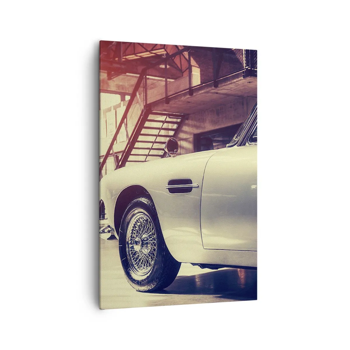 Quadro su tela - Stampe su Tela - Un'auto d'epoca in un elegante garage con interni industriali - 80x120cm - La classicità non invecchia - Decorazione murale moderna per soggiorno e camera da letto ARTTOR