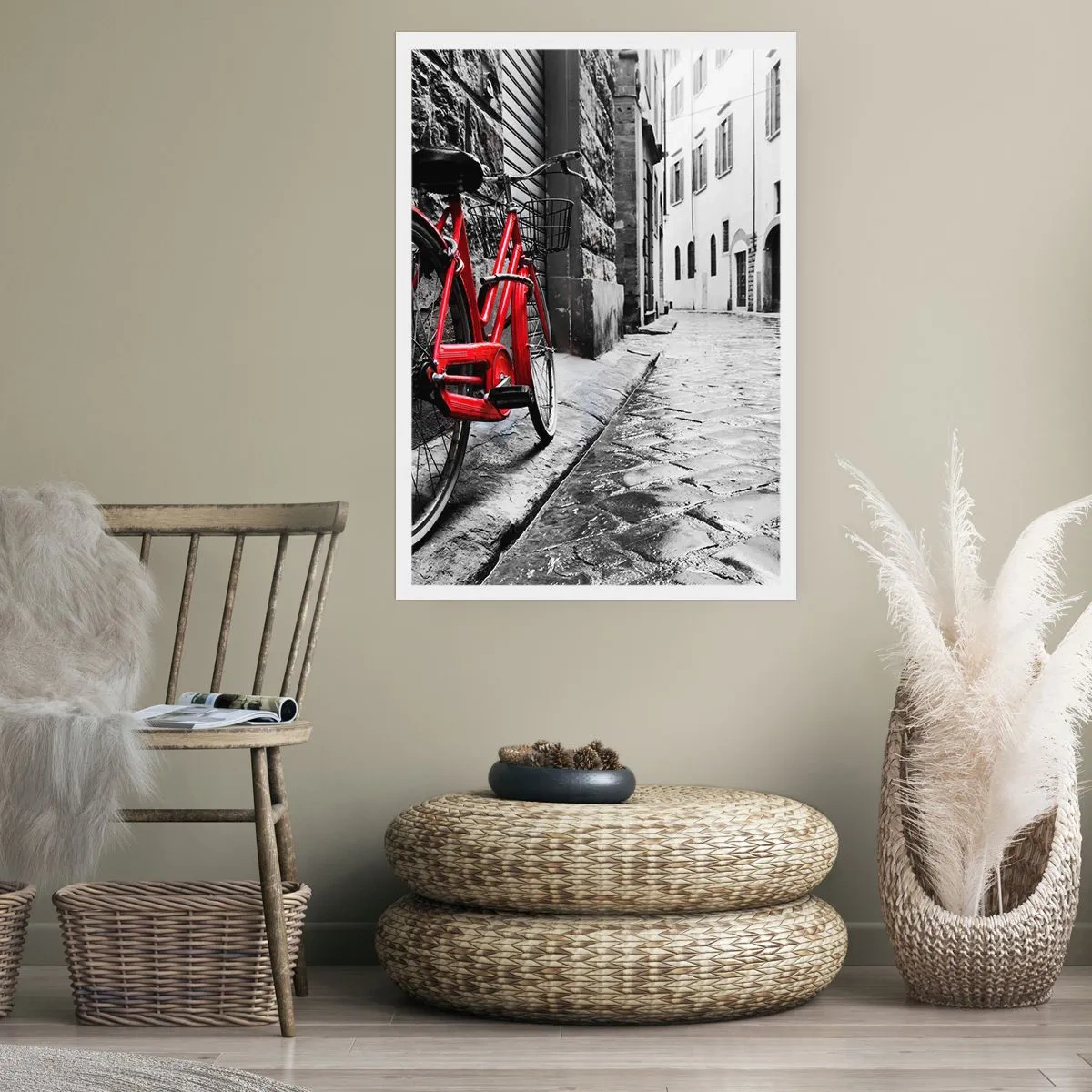 Poster - Una bicicletta rossa su una strada acciottolata bianca e nera - 50x70cm - La vera bellezza non invecchia - Decorazione murale moderna per soggiorno e camera da letto ARTTOR