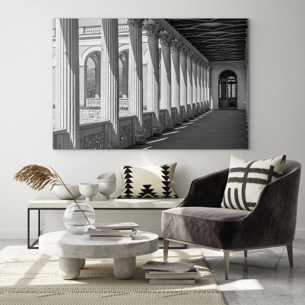 Quadro su vetro - Un colonnato bianco e nero con un gioco ritmico di luci e ombre - 120x80cm - Portico soleggiato - Decorazione murale moderna per soggiorno e camera da letto ARTTOR