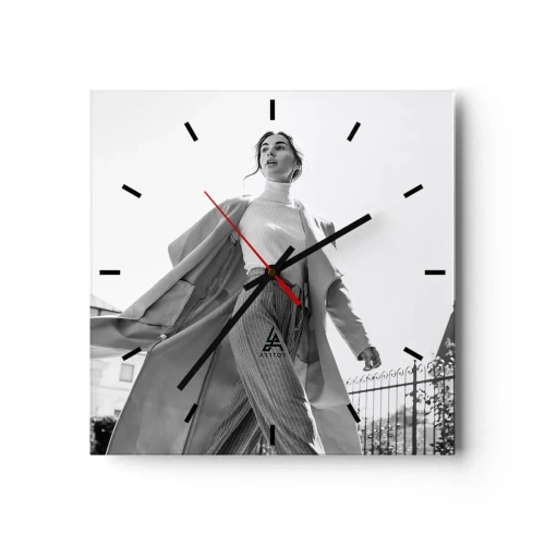 Orologio da parete - Orologio in Vetro - Donna elegante con cappotto su sfondo architettonico bianco e nero - 30x30cm - Vieni con me? - Decorazione murale moderna per soggiorno e camera da letto ARTTOR