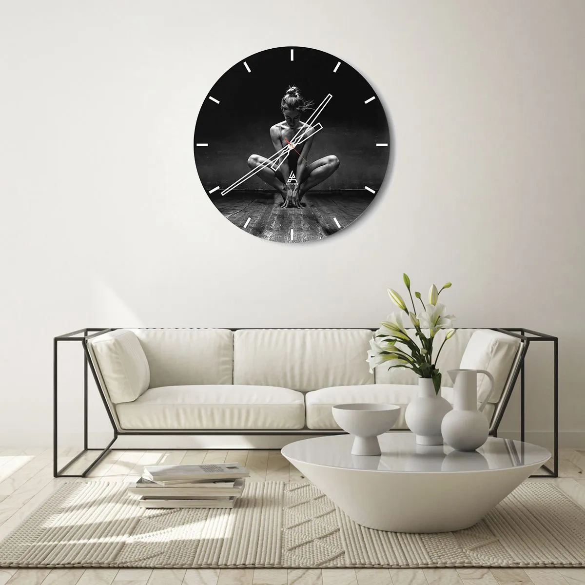 Orologio da parete - Orologio in Vetro - Ritratto in bianco e nero di una ballerina in posa dinamica - 30x30cm - La concentrazione dell'energia della danza - Decorazione murale moderna per soggiorno, cucina e camera da letto ARTTOR