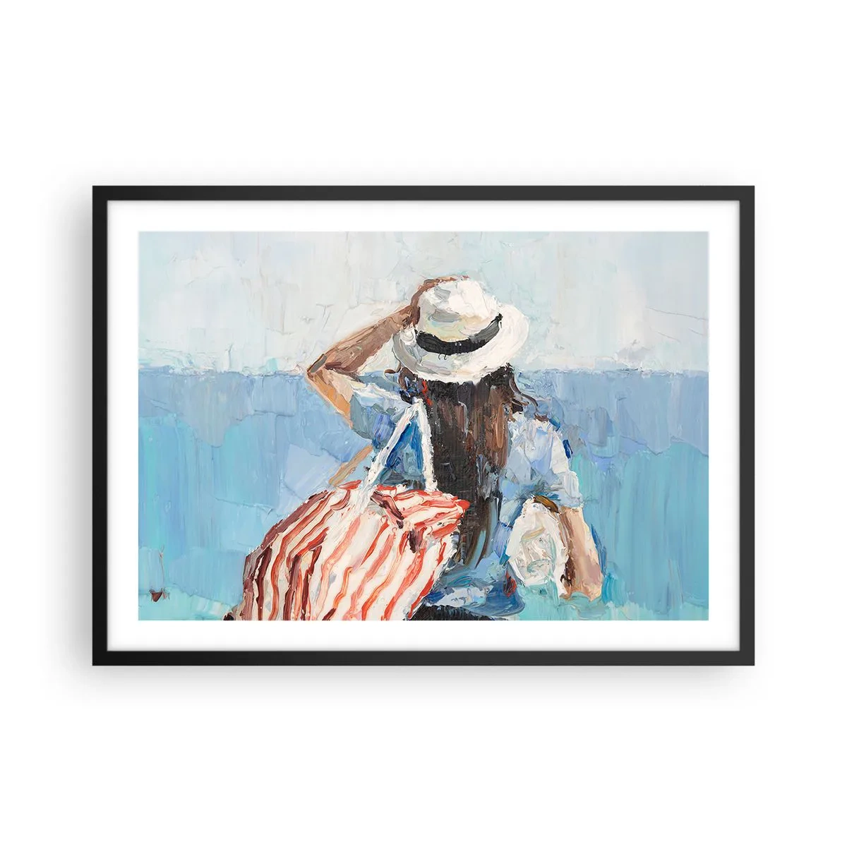 Poster in cornice nera - Una donna con un cappello contro il mare blu - 70x50cm - Benvenuti in vacanza - Decorazione murale moderna per soggiorno e camera da letto ARTTOR