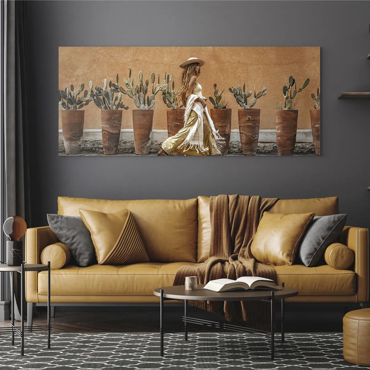 Quadro su vetro - Una donna in stile boho con vasi di cactus sullo sfondo. - 140x50cm - In stile hippy - Decorazione murale moderna per soggiorno e camera da letto ARTTOR