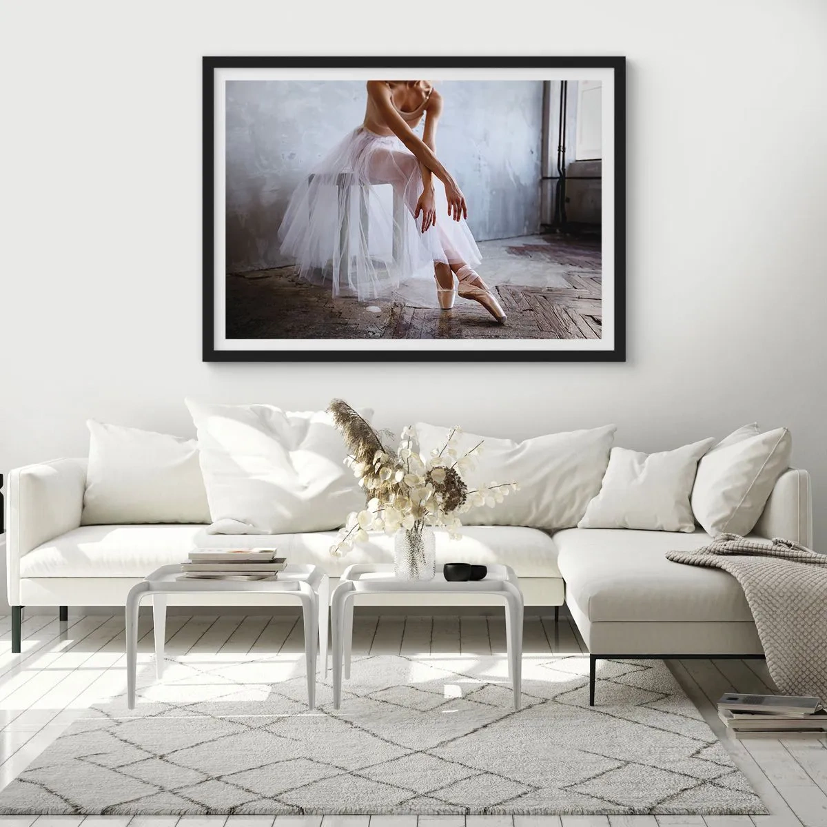 Poster in cornice nera - Una ballerina in una posa delicata su uno sfondo industriale - 100x70cm - Prima che si accendano le luci del palco - Decorazione murale moderna per soggiorno e camera da letto ARTTOR