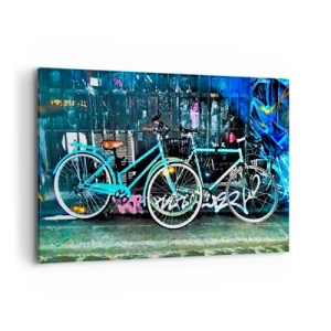 Quadro su tela - Stampe su Tela - Due biciclette turchesi sullo sfondo di graffiti urbani. - 120x80cm - La città chiama - Decorazione murale moderna per soggiorno e camera da letto ARTTOR