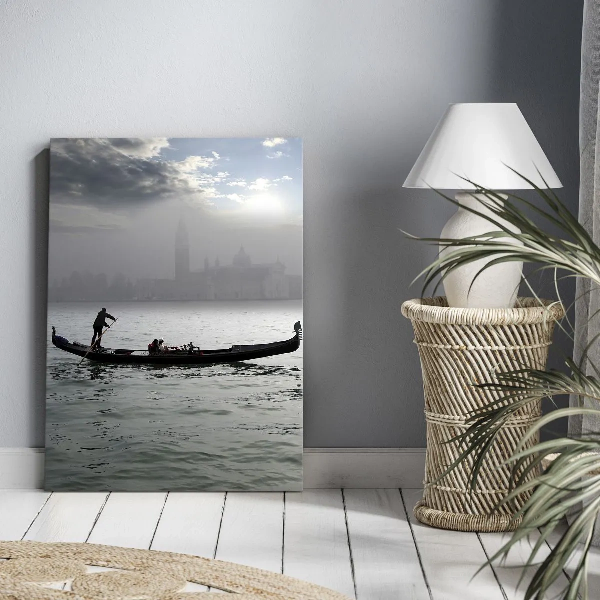 Quadro su tela - Stampe su Tela - Una gondola scivola sulle acque di Venezia in una mattina nebbiosa, sovrastando la città. - 50x70cm - Città magica di acqua e nebbia - Decorazione murale moderna per soggiorno e camera da letto ARTTOR