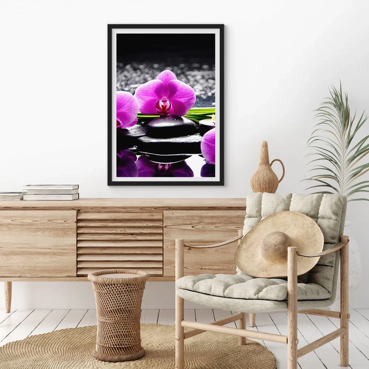 Poster in cornice nera - Un'orchidea viola su uno sfondo di pietre e acqua in un ambiente simile a una spa - 50x70cm - Annegare nel silenzio e nella pace - Decorazione murale moderna per soggiorno e camera da letto ARTTOR
