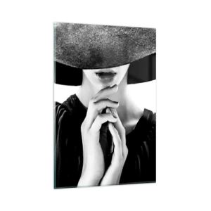 Quadro su vetro - Donna elegante con un grande cappello nei toni del bianco e del nero - 80x120cm - Bellezza celata - Decorazione murale moderna per soggiorno e camera da letto ARTTOR