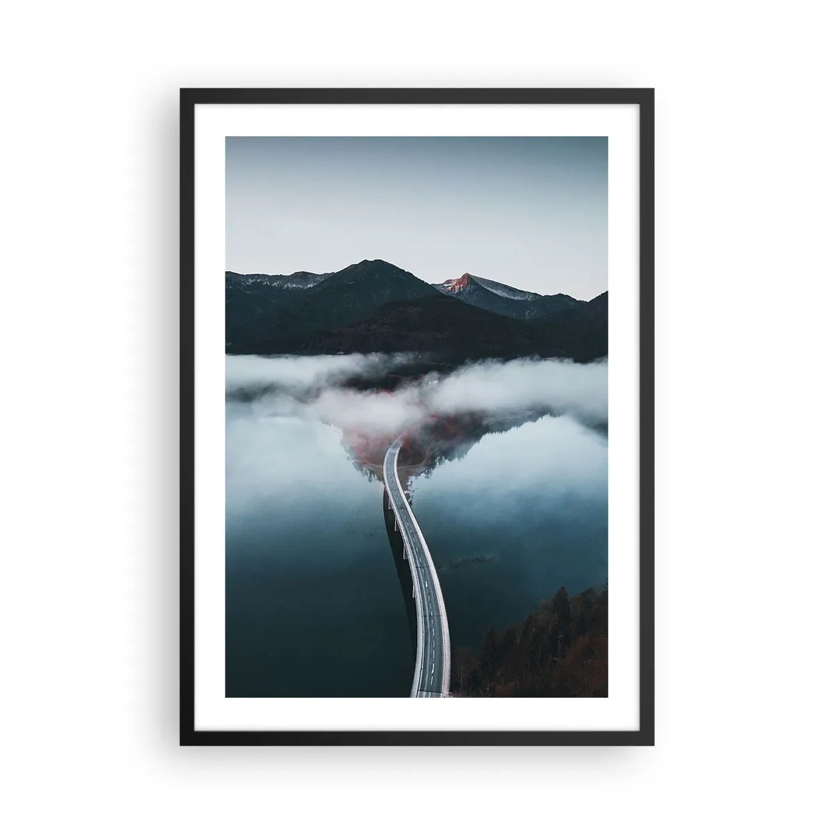 Poster in cornice nera - Un ponte sopra un lago tranquillo, su cui si riflettono le montagne sullo sfondo. - 50x70cm - Sull'acqua liscia come uno specchio - Decorazione murale moderna per soggiorno e camera da letto ARTTOR