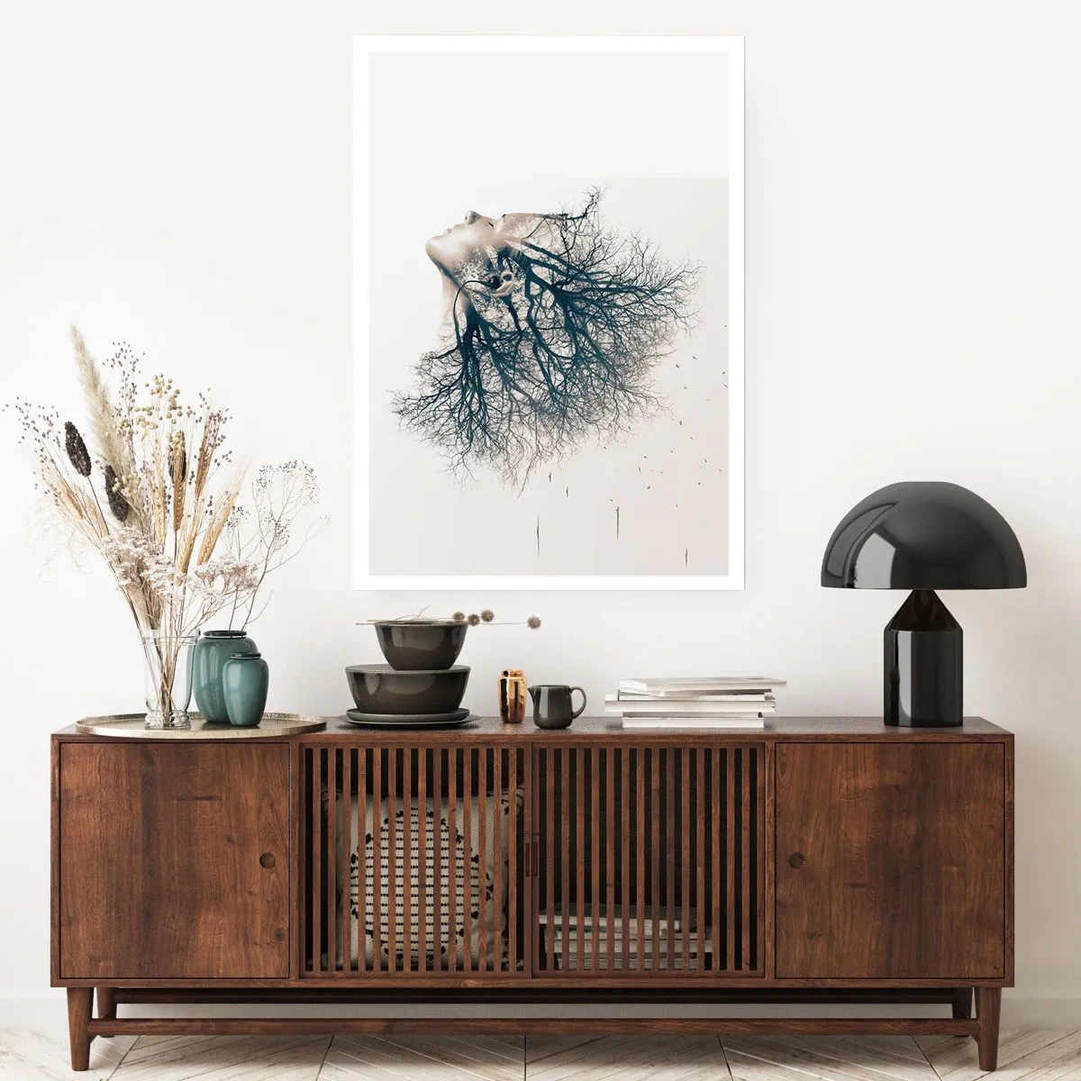 Poster - Volto di donna con rami che formano capelli in stile surreale. - 50x70cm - In ascolto del sussurro dell'albero - Decorazione murale moderna per soggiorno e camera da letto ARTTOR