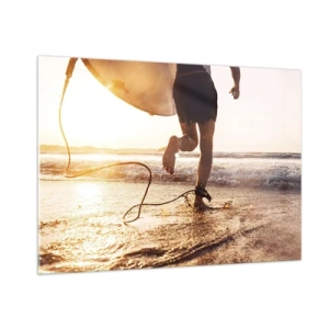 Quadro su vetro - Un surfista corre con la sua tavola lungo la spiaggia al tramonto. - 100x70cm - L'incontro delle onde - Decorazione murale moderna per soggiorno e camera da letto ARTTOR