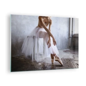 Quadro su vetro - Una ballerina con una gonna di tulle riposa nell'atrio - 70x50cm - Prima che si accendano le luci del palco - Decorazione murale moderna per soggiorno e camera da letto ARTTOR