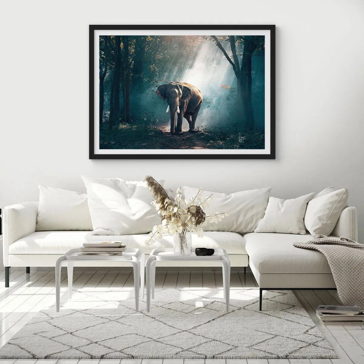 Poster in cornice nera - Elefante nella luce della foresta - 100x70cm - Tranquilla passeggiata - Decorazione murale moderna per soggiorno e camera da letto ARTTOR