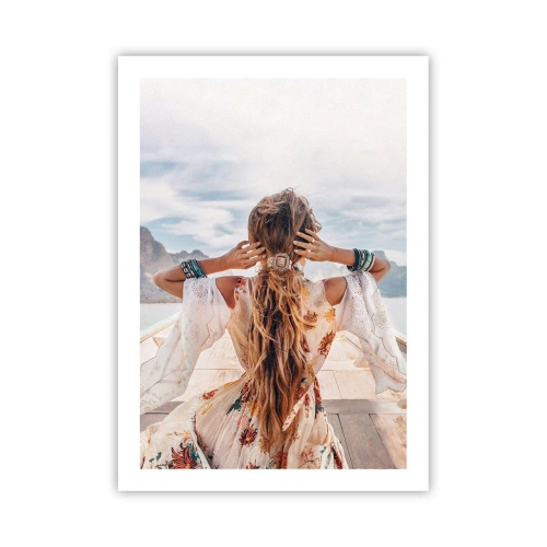 Poster - Donna in abito boho con vista sul mare - 50x70cm - In cammino verso la felicità - Decorazione murale moderna per soggiorno e camera da letto ARTTOR