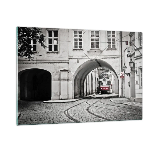 Quadro su vetro - Tram bianco e nero in una vecchia strada - 120x80cm - Attraverso il labirinto cittadino - Decorazione murale moderna per soggiorno e camera da letto ARTTOR