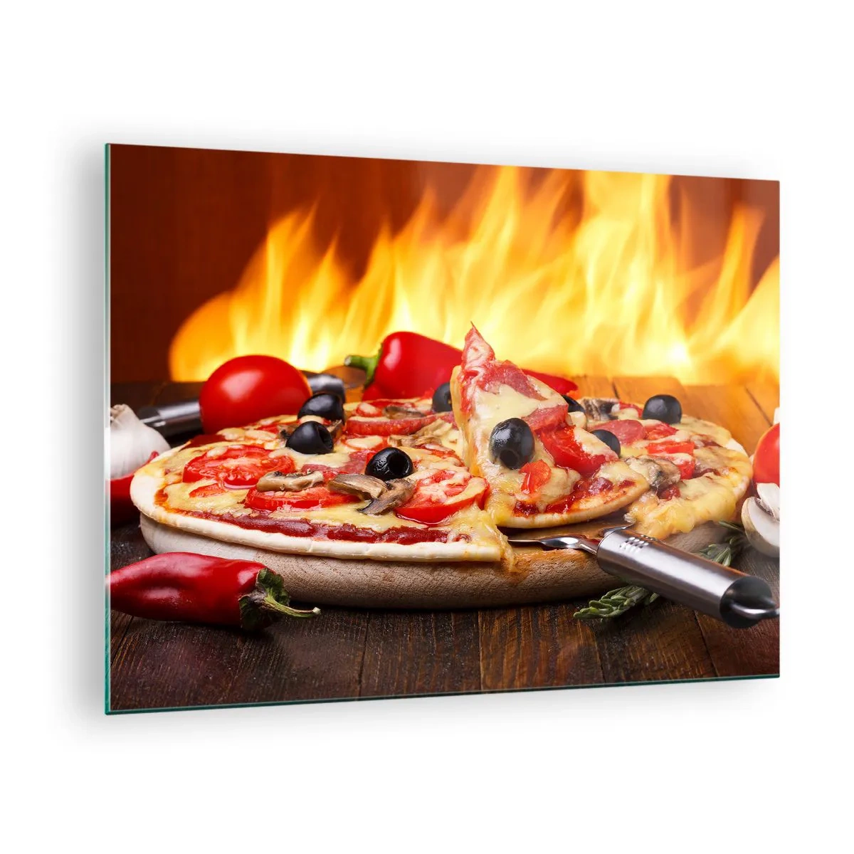 Quadro su vetro - Pizza con olive sullo sfondo delle fiamme del fuoco - 70x50cm - From Italy with love - Decorazione murale moderna per soggiorno e camera da letto ARTTOR