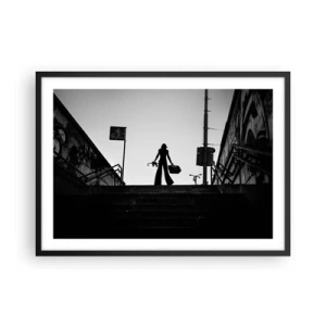 Poster in cornice nera - Una figura femminile sulle scale in bianco e nero con un'atmosfera dinamica - 70x50cm - Gita cittadina - Decorazione murale moderna per soggiorno e camera da letto ARTTOR