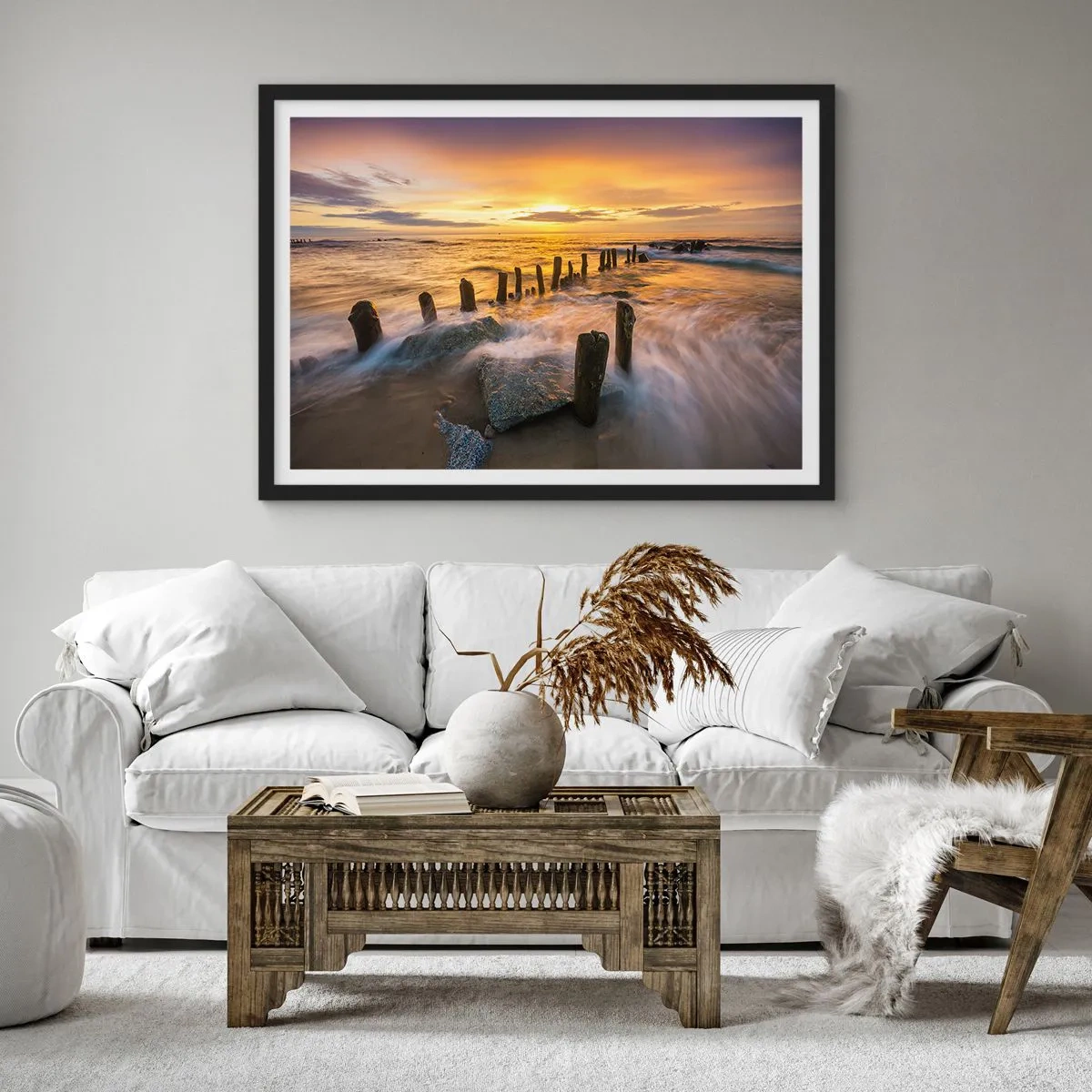 Poster in cornice nera - Tramonto sul mare con i resti di un vecchio molo - 100x70cm - La bellezza selvatica del Baltico - Decorazione murale moderna per soggiorno e camera da letto ARTTOR