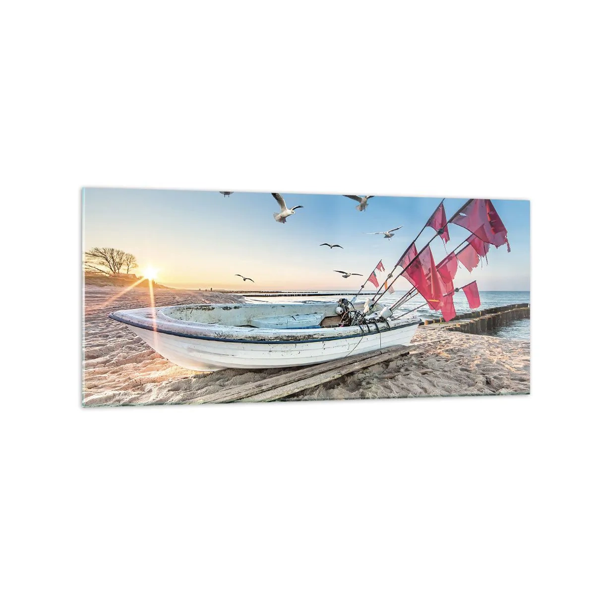 Quadro su vetro - Una barca sulla spiaggia all'alba con gabbiani e bandiere rosse - 120x50cm - Meritato riposo - Decorazione murale moderna per soggiorno e camera da letto ARTTOR