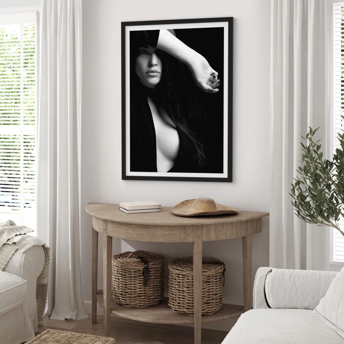 Poster in cornice nera - Fotografia in bianco e nero di una donna dallo sguardo misterioso - 50x70cm - Scuola di seduzione - Decorazione murale moderna per soggiorno e camera da letto ARTTOR