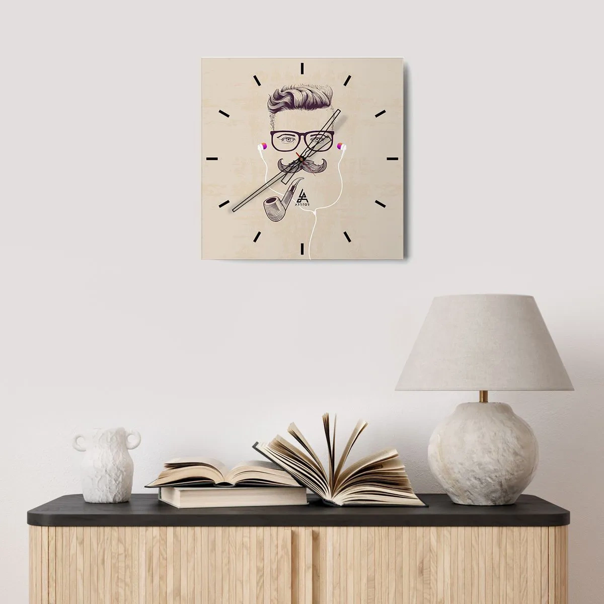 Orologio da parete - Orologio in Vetro - Ritratto retrò di un uomo con pipa, cuffie e occhiali - 30x30cm - Un vero uomo? - Decorazione murale moderna per soggiorno e camera da letto ARTTOR