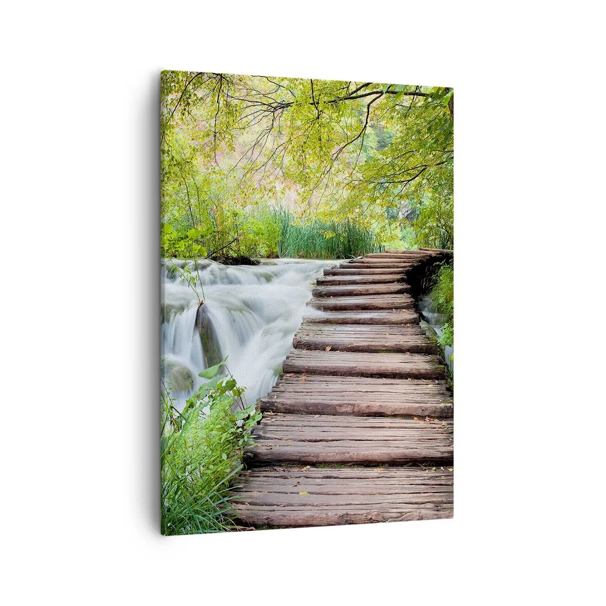 Quadro su tela - Stampe su Tela - Un ponte di legno sopra una cascata circondata da una lussureggiante foresta verde. - 50x70cm - Acqua per niente tranquilla - Decorazione murale moderna per soggiorno e camera da letto ARTTOR