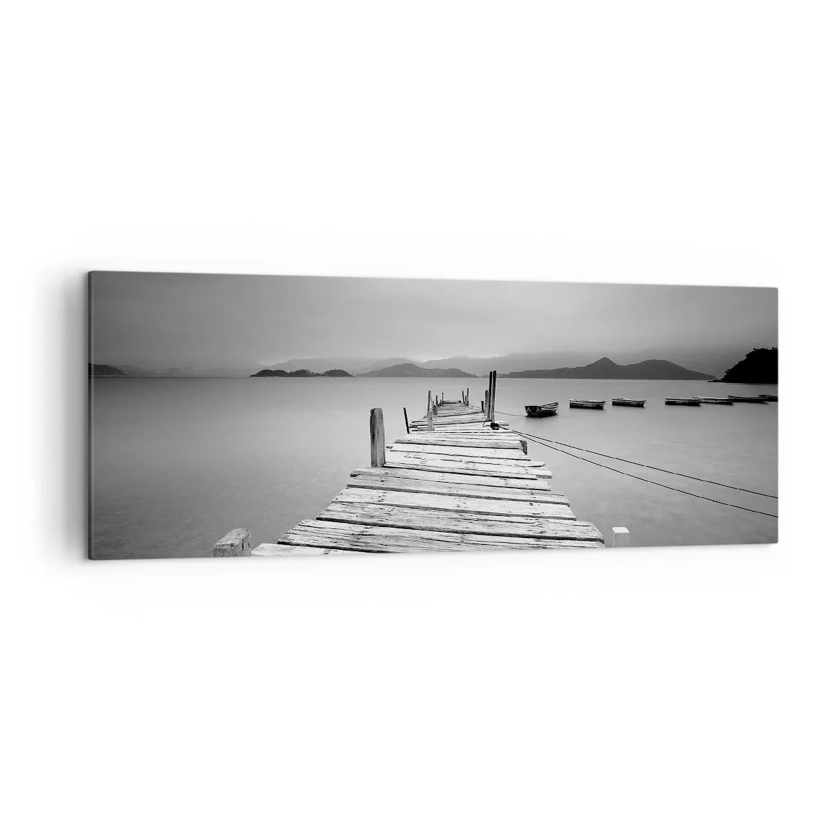 Quadro su tela - Stampe su Tela - Una vista in bianco e nero di un molo di legno e di un lago calmo. - 140x50cm - Dietro i monti, dietro i mari - Decorazione murale moderna per soggiorno e camera da letto ARTTOR